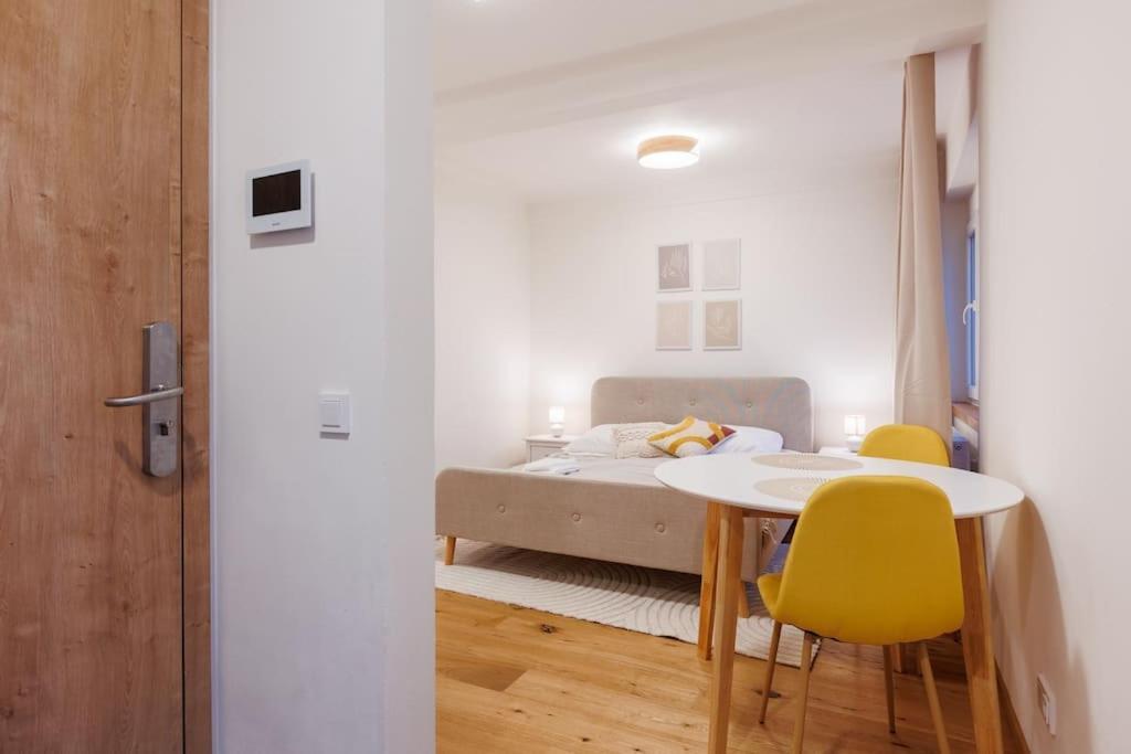 1 Bedroom Apartment With Terrace And Free Parking Near Metro Prag Eksteriør billede
